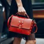 What is the practical way to choose a handbag?